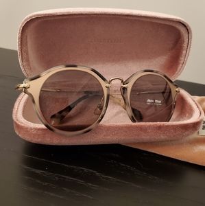 NEW MIU MIU SMU 51S VA8-6X1 ROUND SUNGLASSES Gold and Brown Gradiant Tortoise